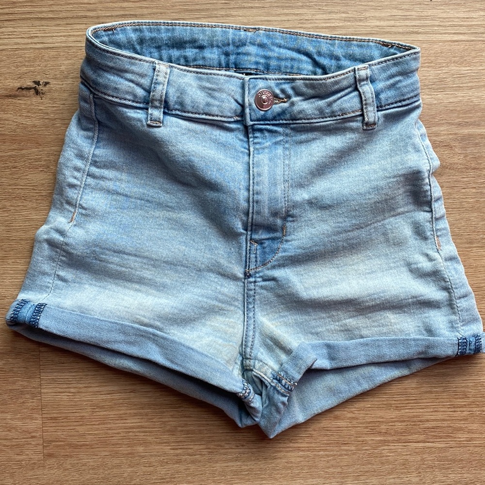 H&M stretchy Denim Shorts Size: US 4